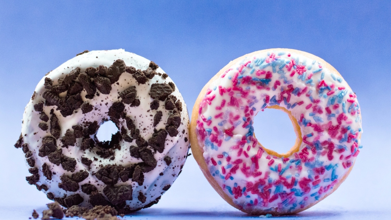 Два сладких пончика на голубом фоне