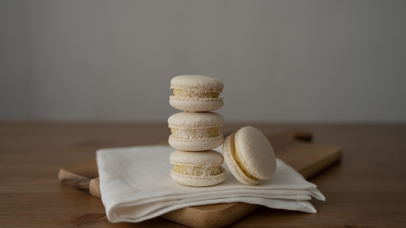 Белый десерт макаронс с кокосовой стружкой