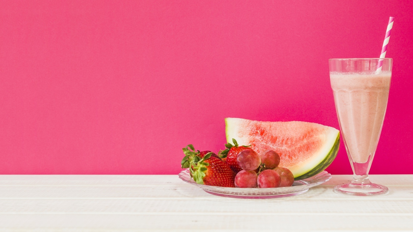 Ягоды на розовом фоне с коктейлем