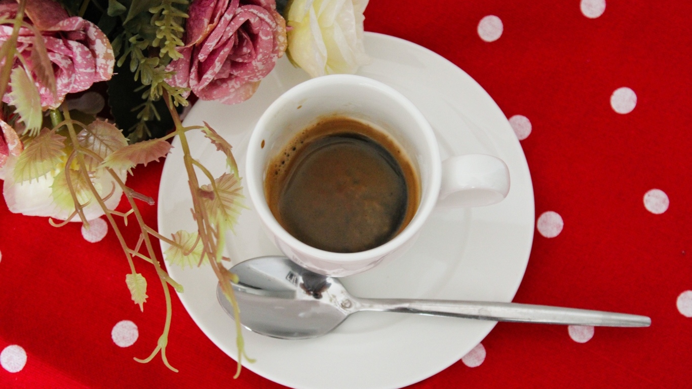 Чашка кофе на столе с цветами розы