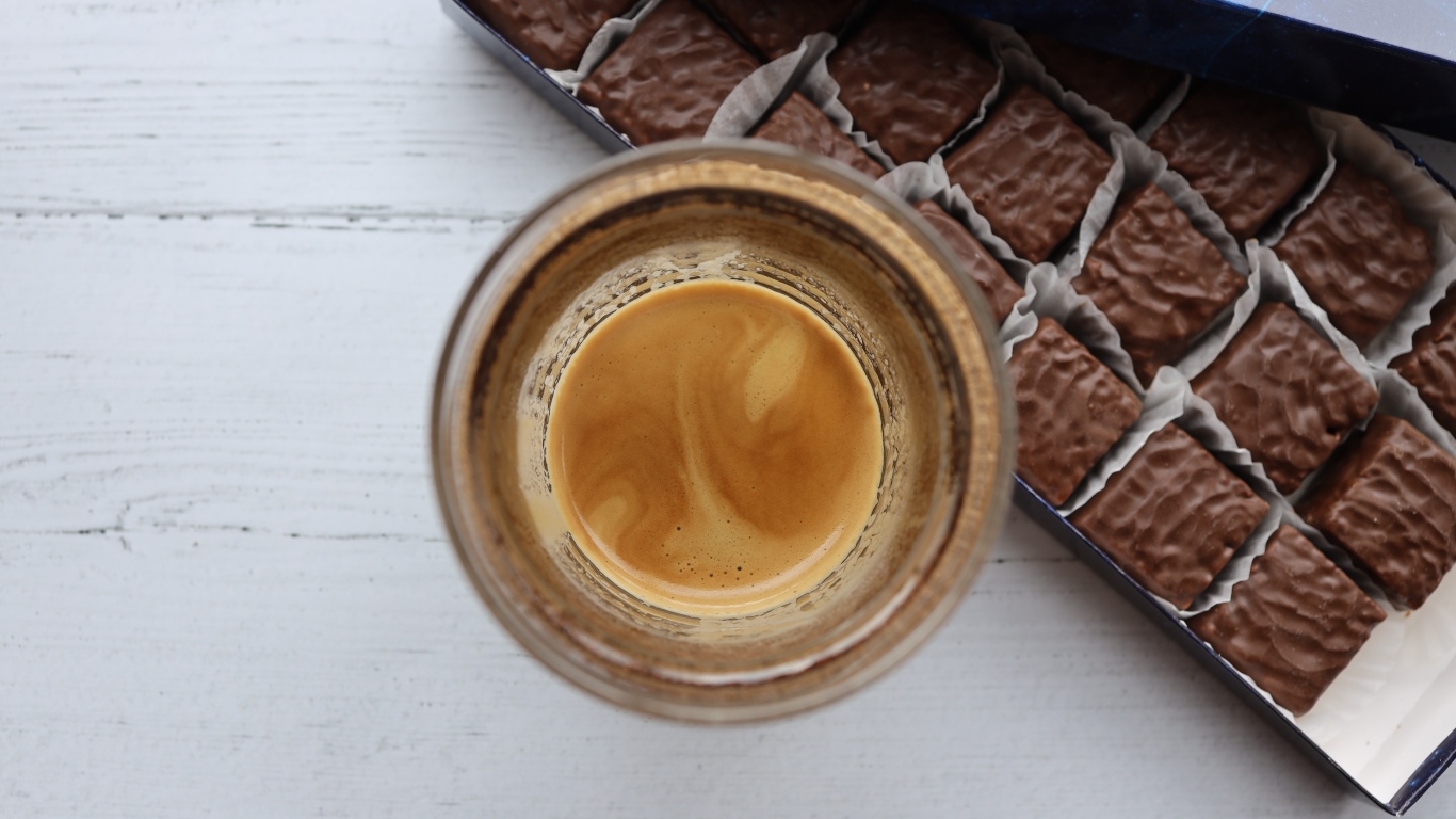 Чашка кофе с шоколадными конфетами