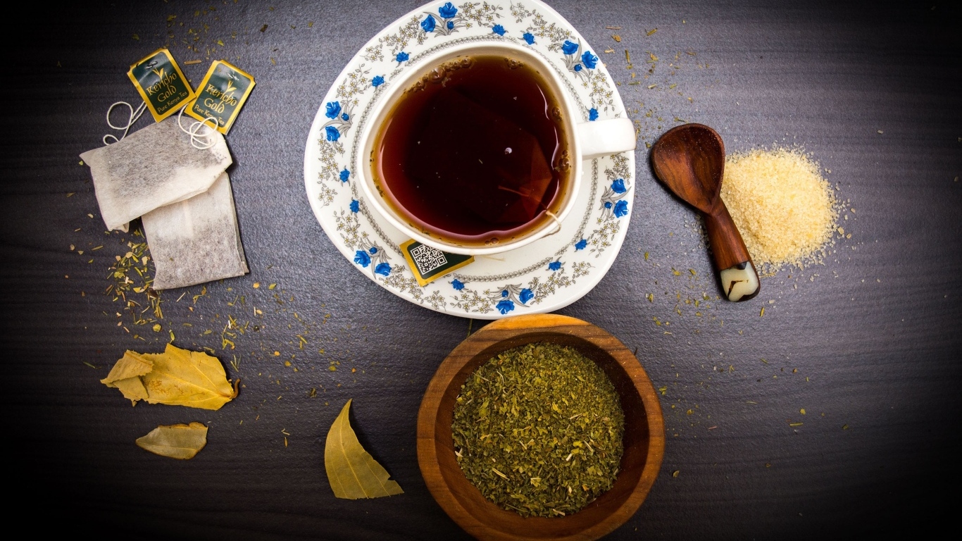 Ингредиенты для чая на столе с чашкой