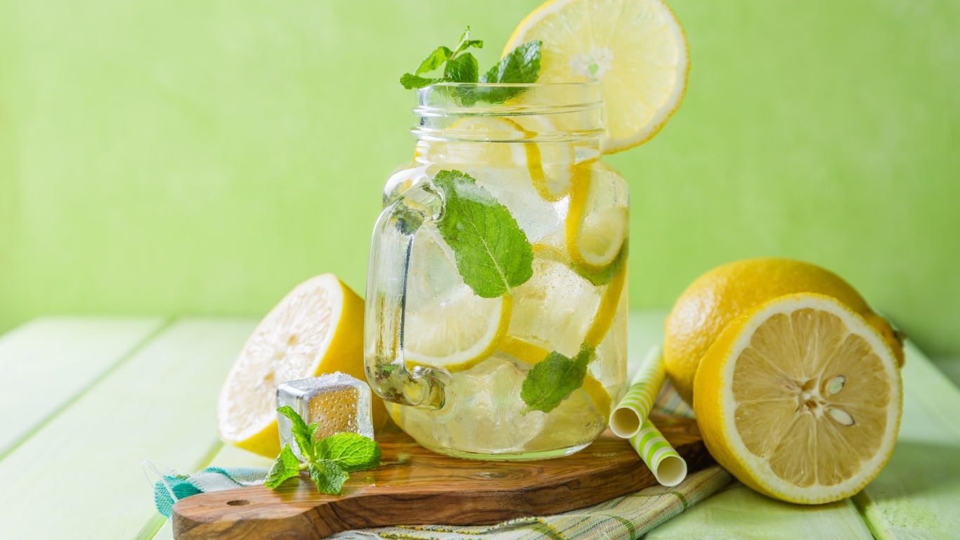 Банка с холодным лимонадом на столе