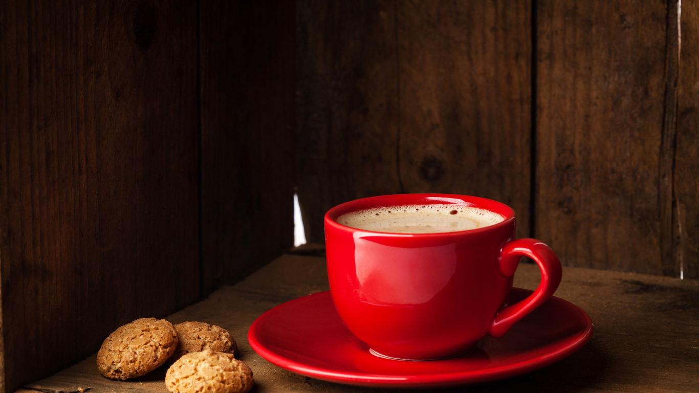Красная чашка кофе на столе с печеньем