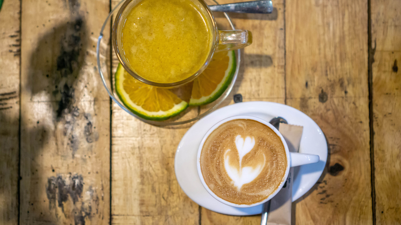 Чай с лимоном и кофе на столе 