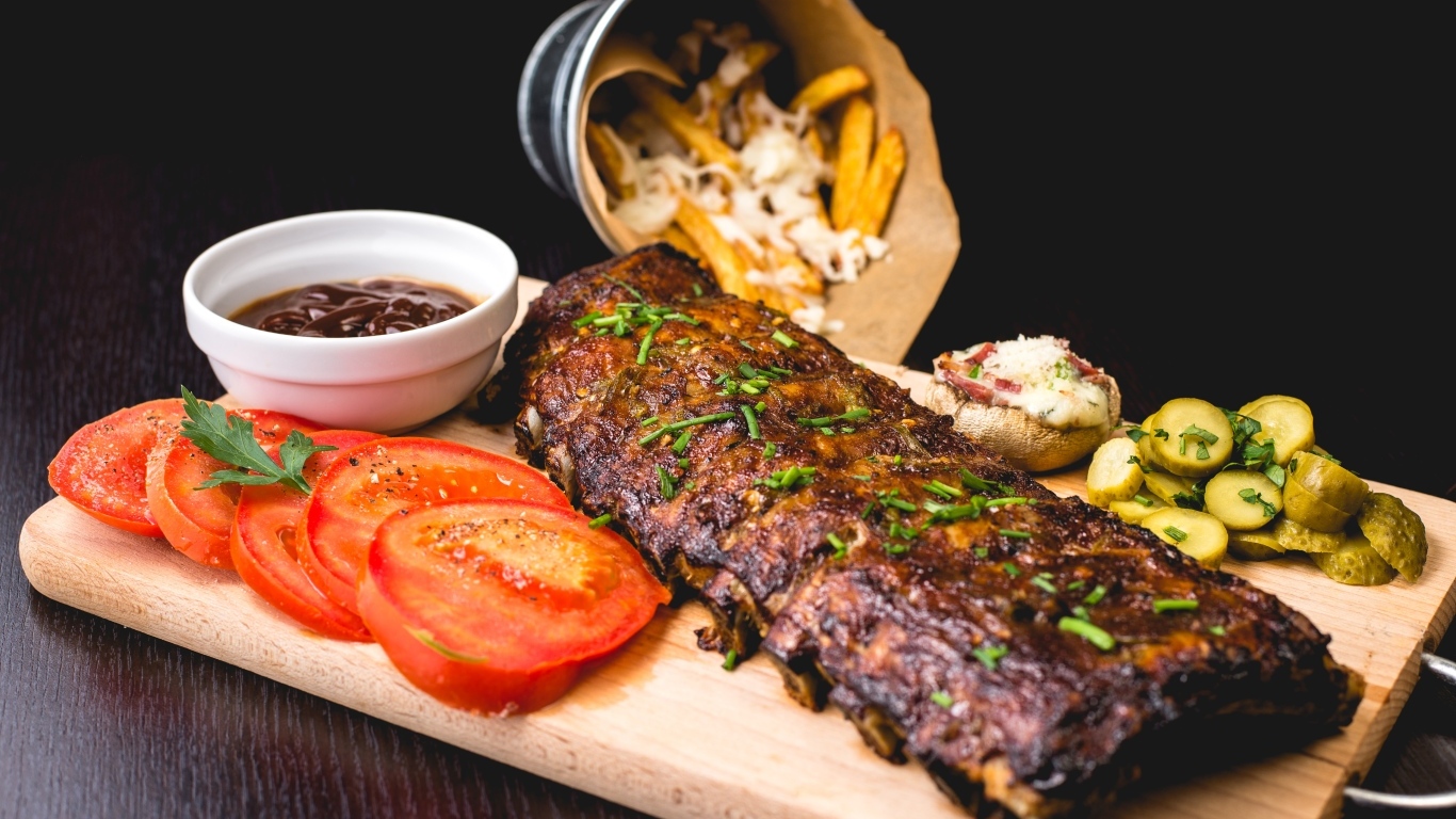 Запеченные ребрышки на доске с овощами