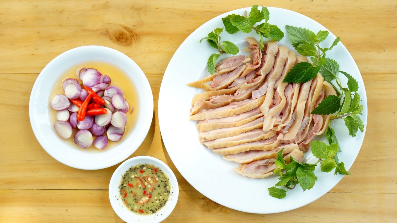 Курица на тарелке с луком и соусом