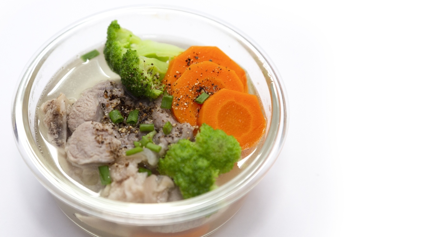 Мясо с морковью и брокколи в банке на столе