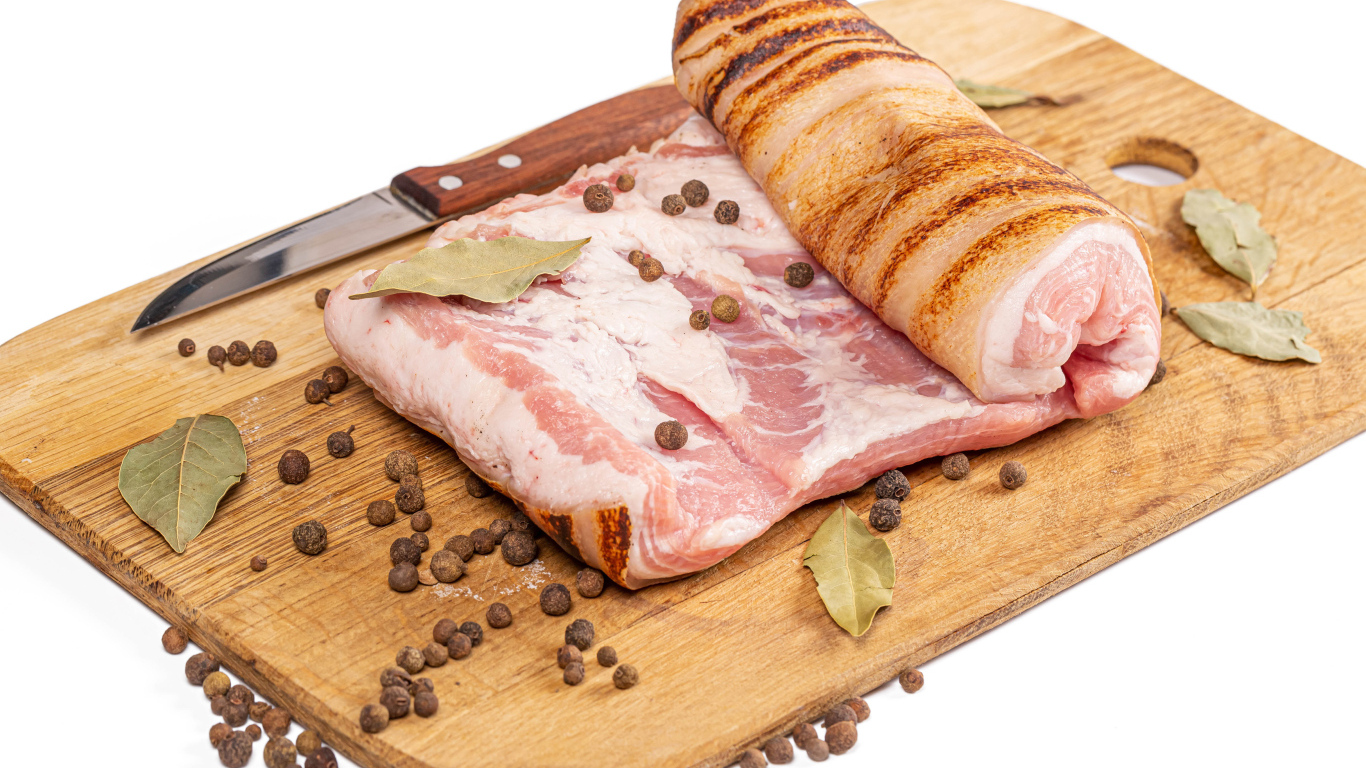 Сало с перцем и лавровым листом на доске