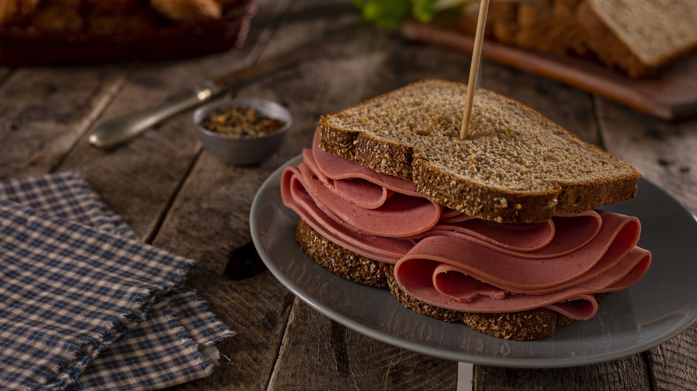 Бутерброд с колбасой и черным хлебом