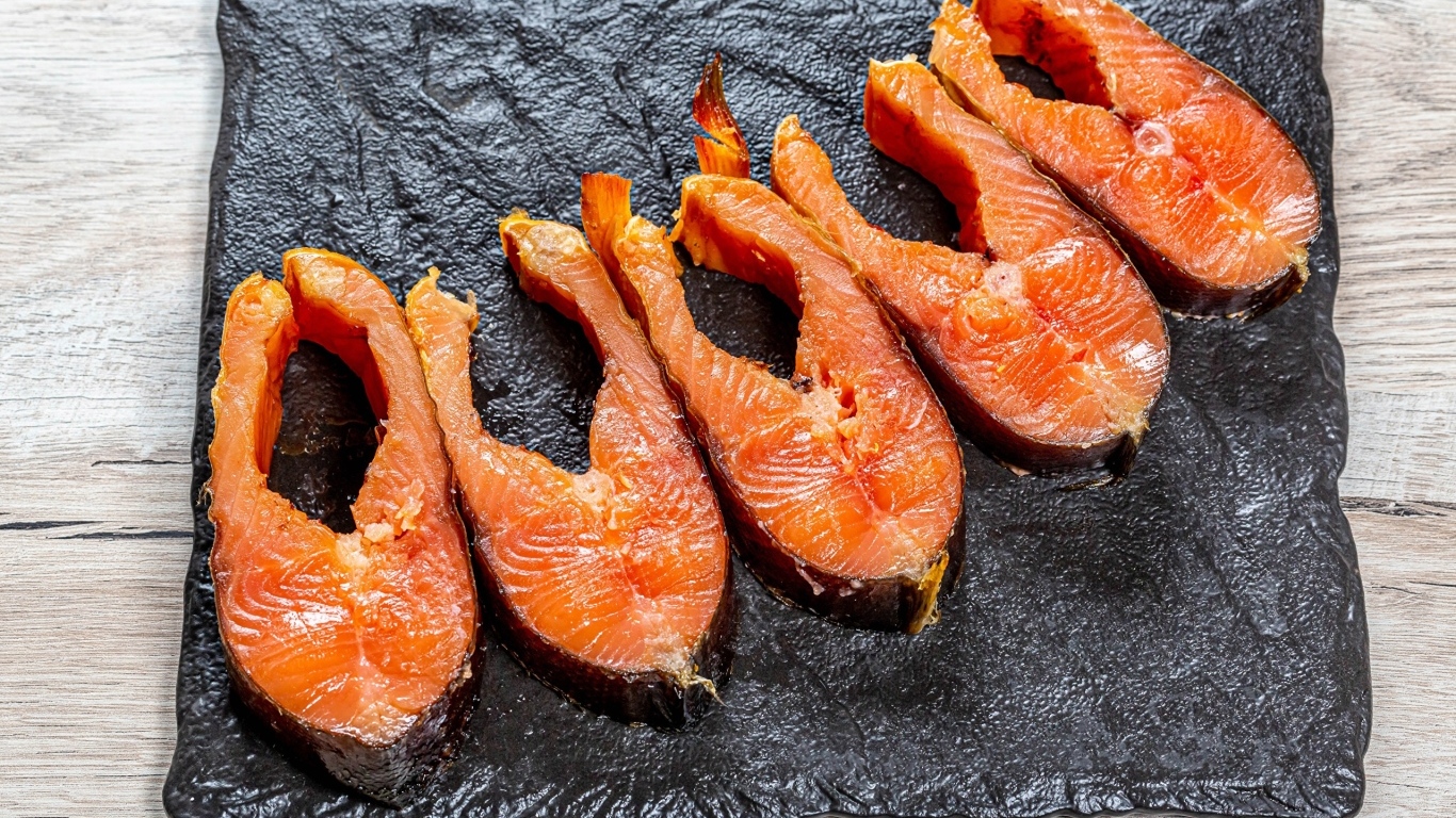 Запеченная красная рыба на столе