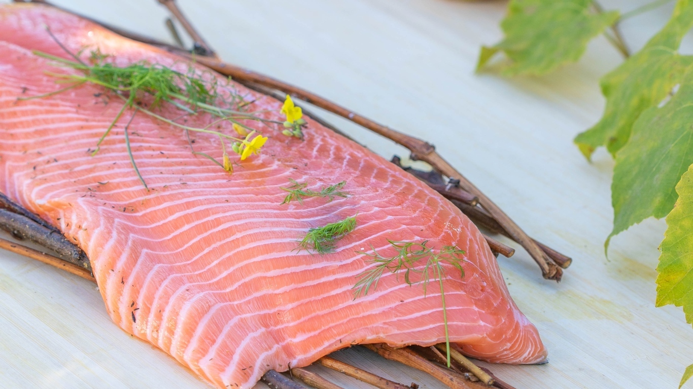 Кусок рыбы с ветками на столе