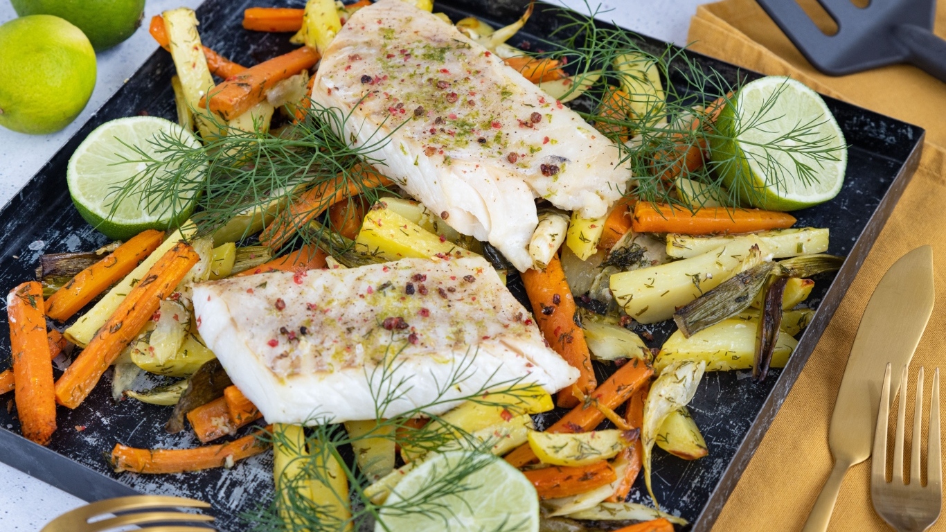 Куски рыбы на противне в с овощами