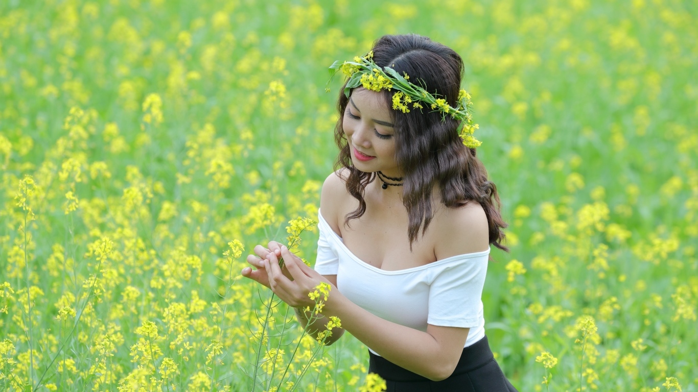 Девушка азиатка на рапсовом поле