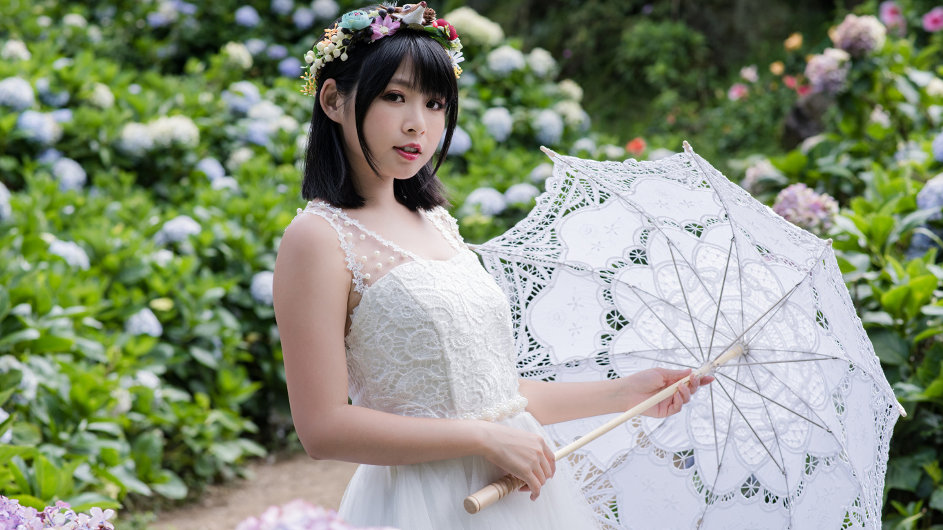Девушка азиатка в белом платье с зонтом