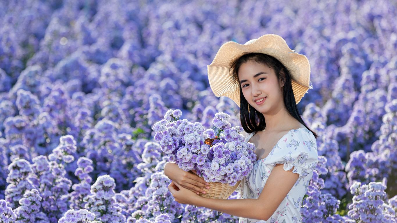 Девушка азиатка на поле с цветами