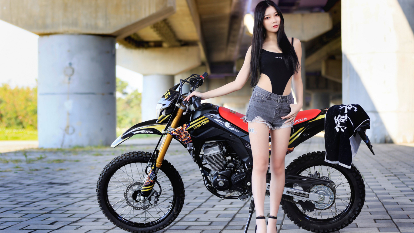 Девушка азиатка с большим мотоциклом