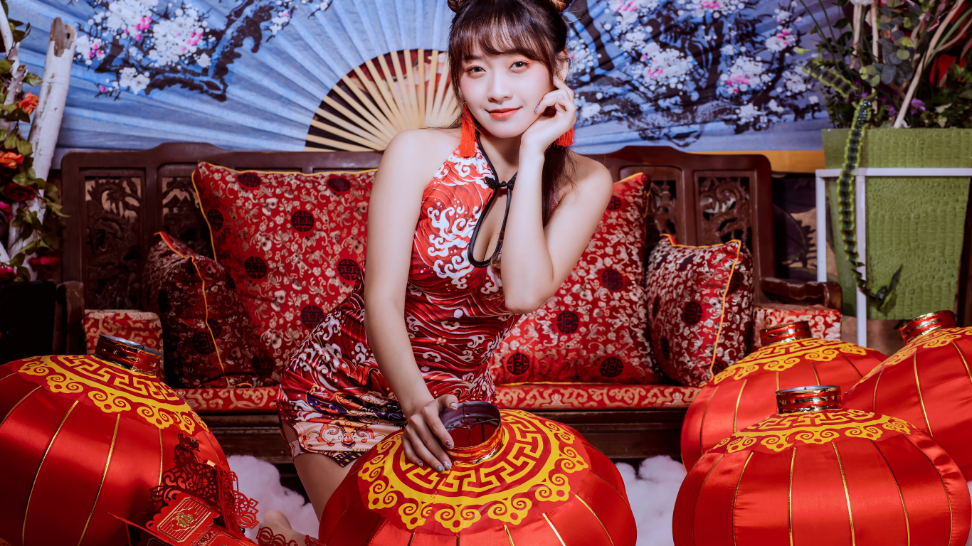 Девушка азиатка с фонариками