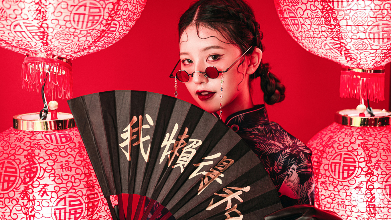 Красивая азиатка с большим черным веером