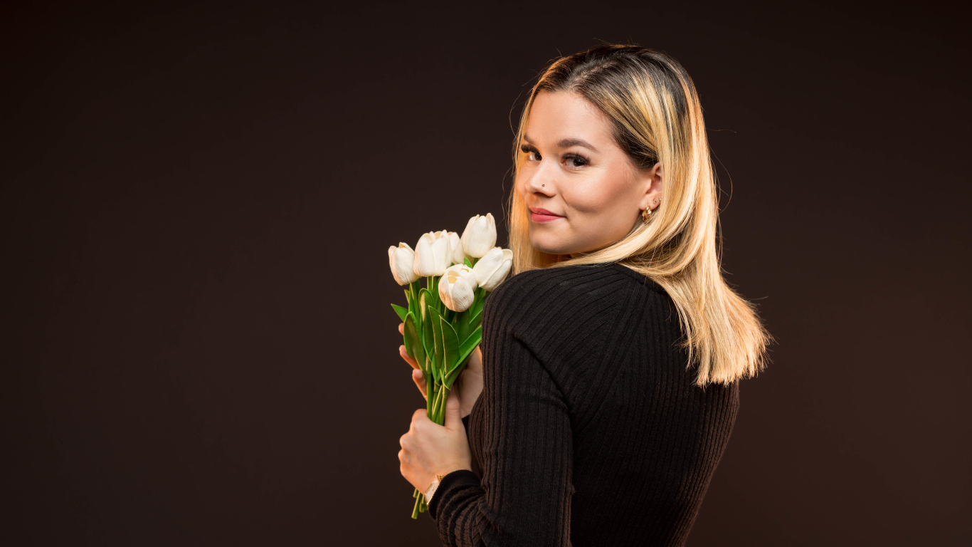 Красивая блондинка с букетом тюльпанов