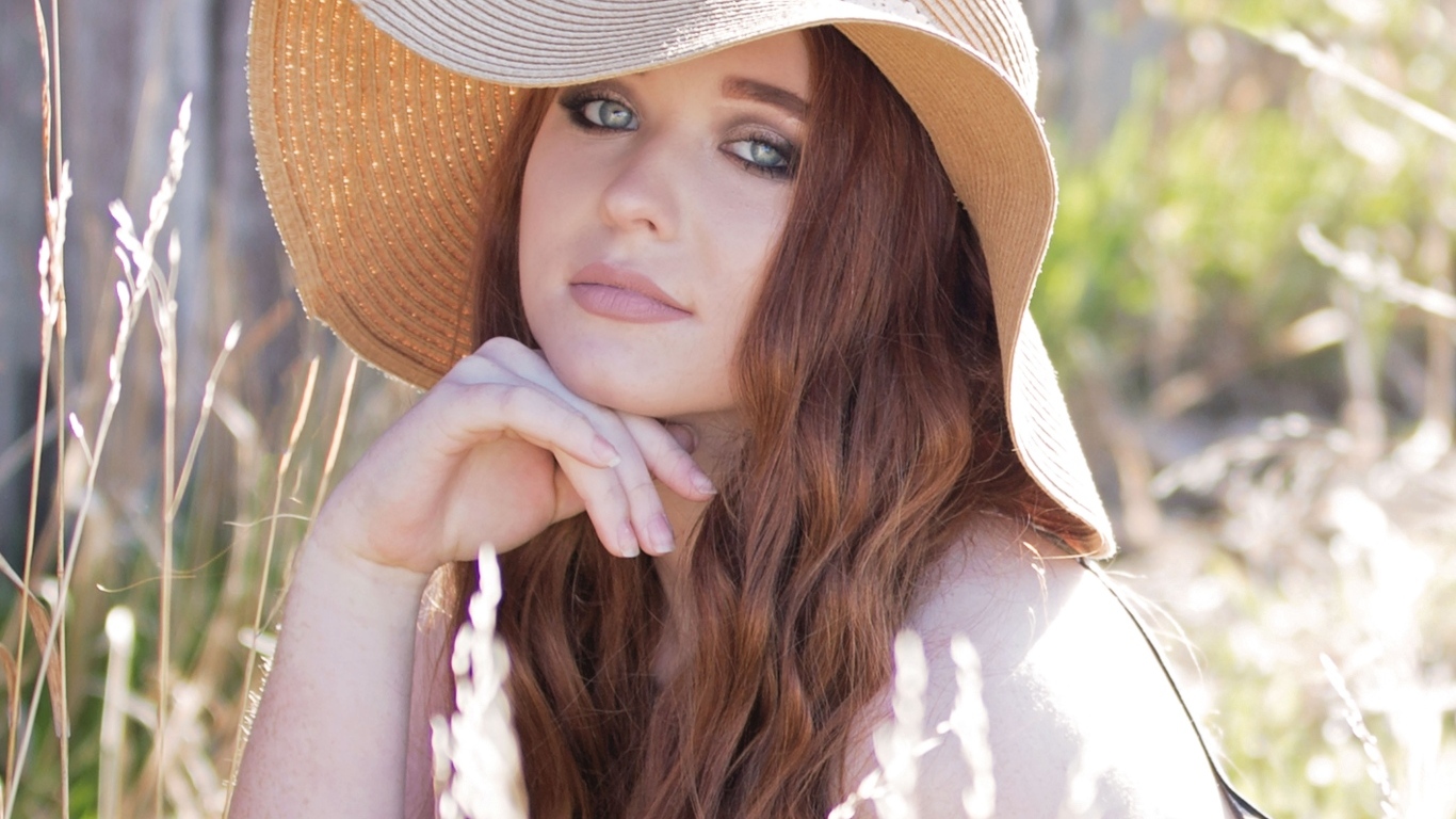 Красивая девушка в большой шляпе 