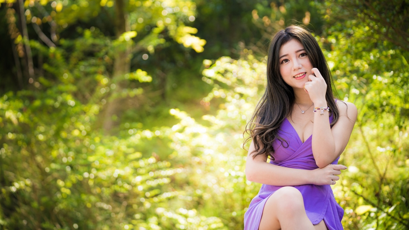 Красивая девушка в фиолетовом платье