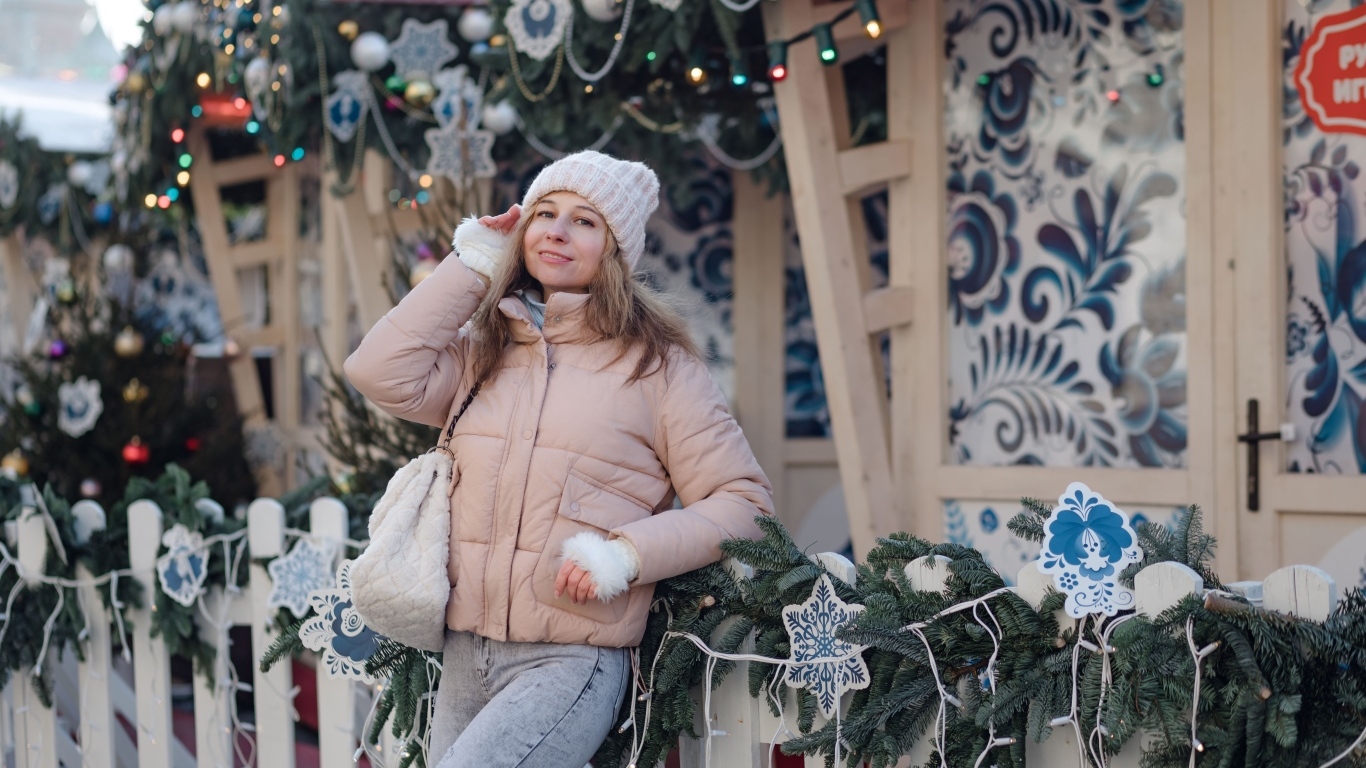 Красивая девушка в новогоднем парке