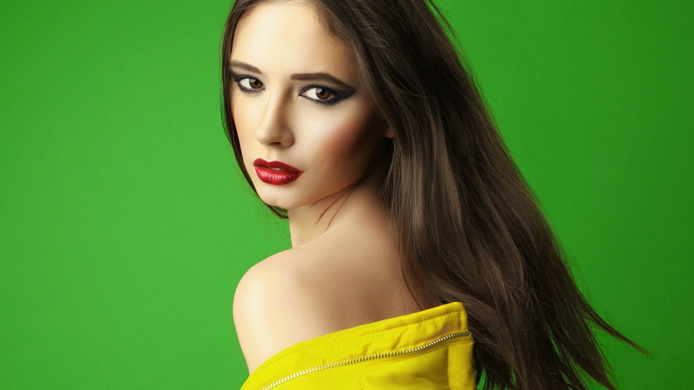 Красивая девушка на зеленом фоне