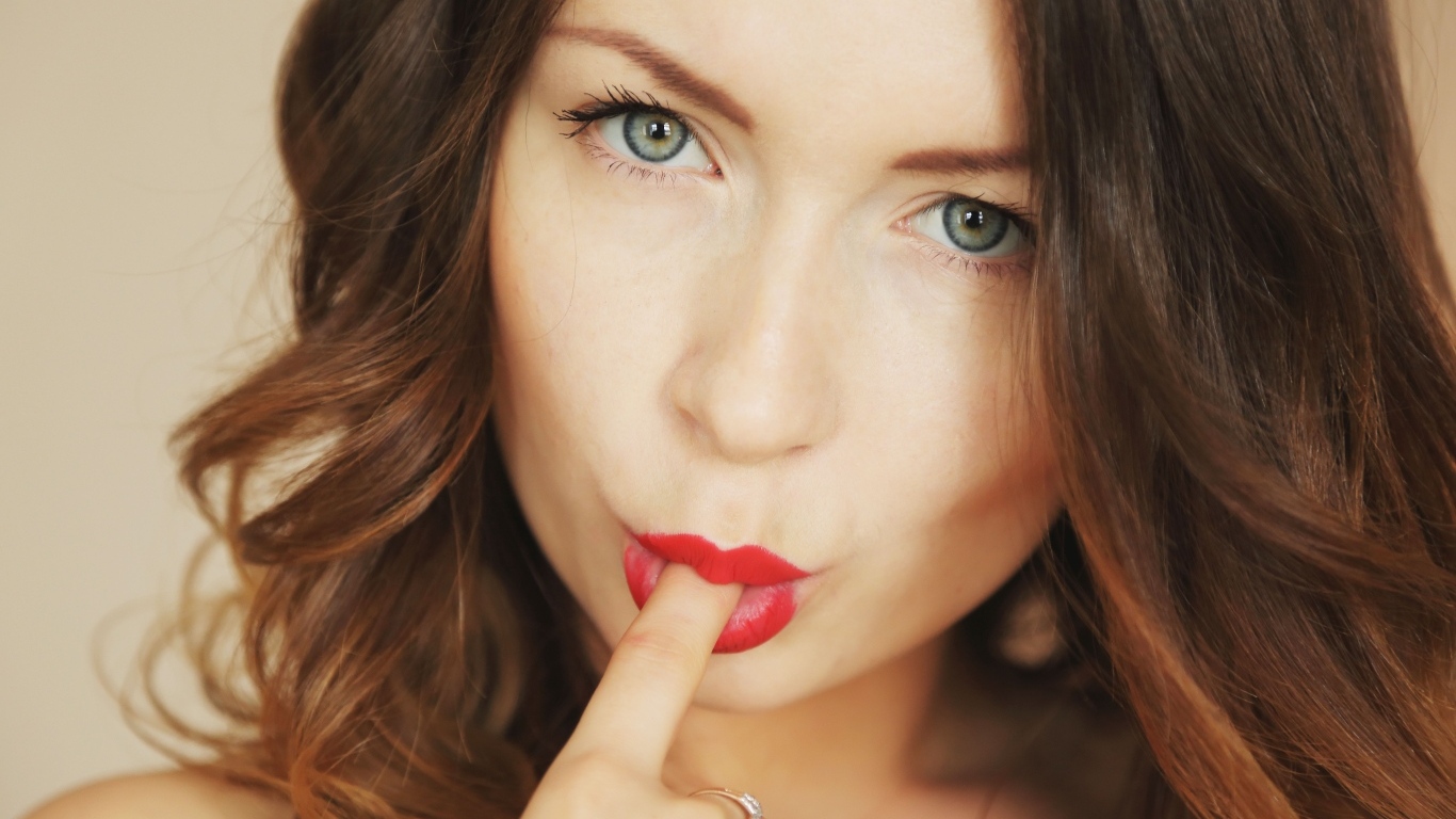 Красивая девушка с пальцем во рту