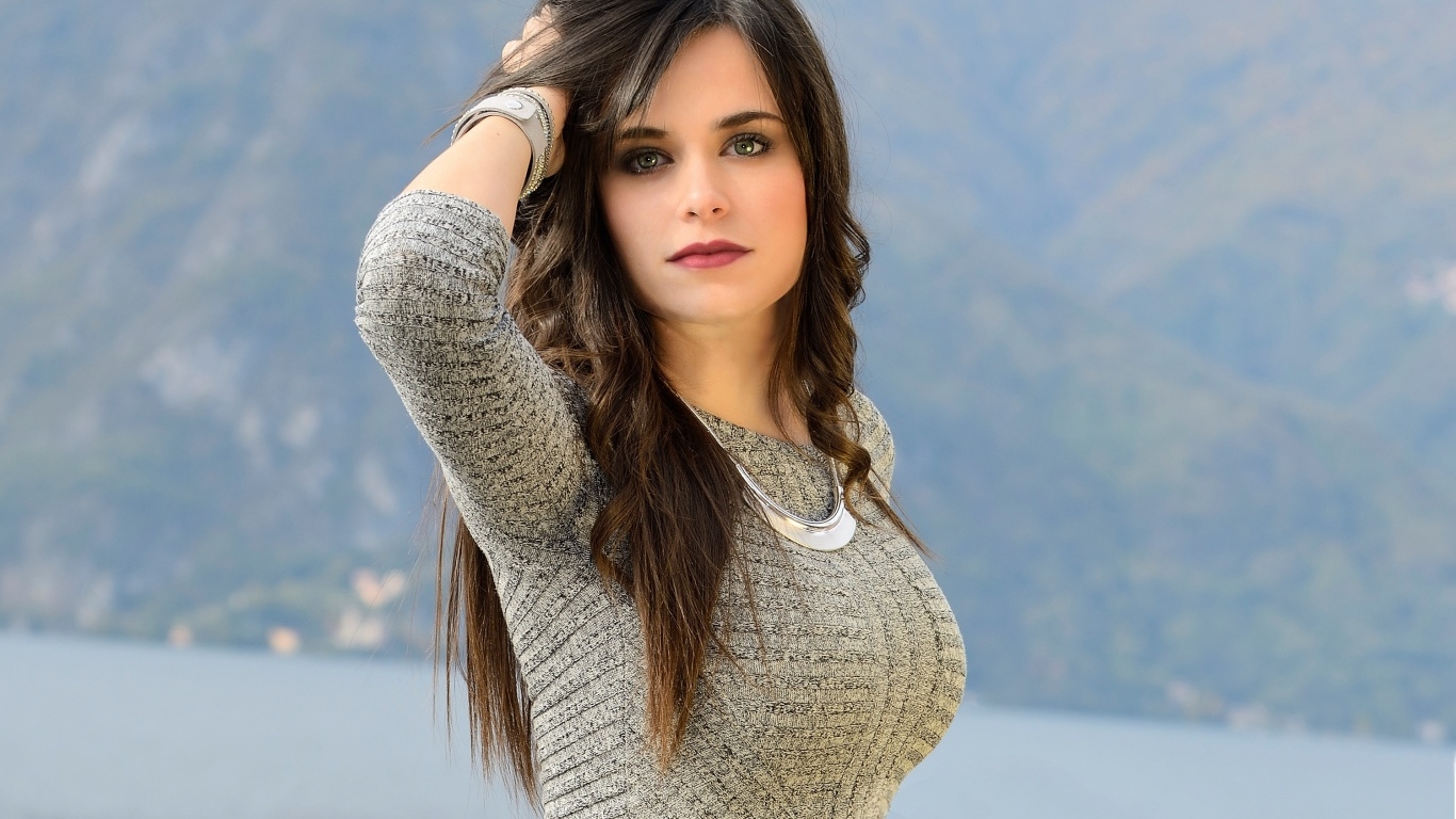 Красивая девушка с рукой в волосах