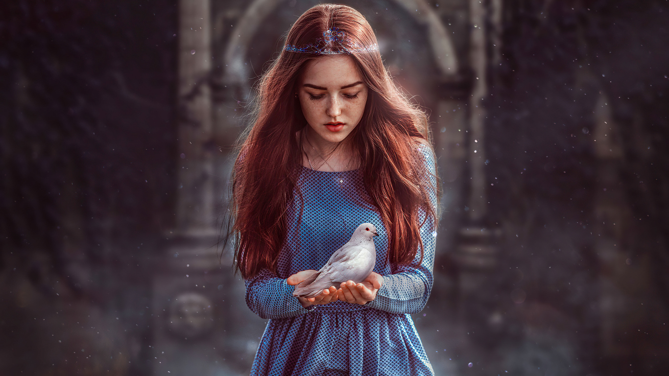 Красивая рыжеволосая девушка с голубем в руках