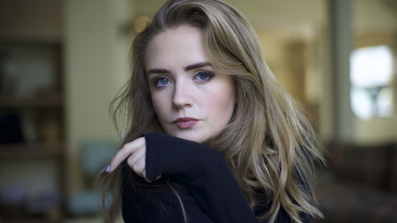 Голубоглазая девушка в черном свитере