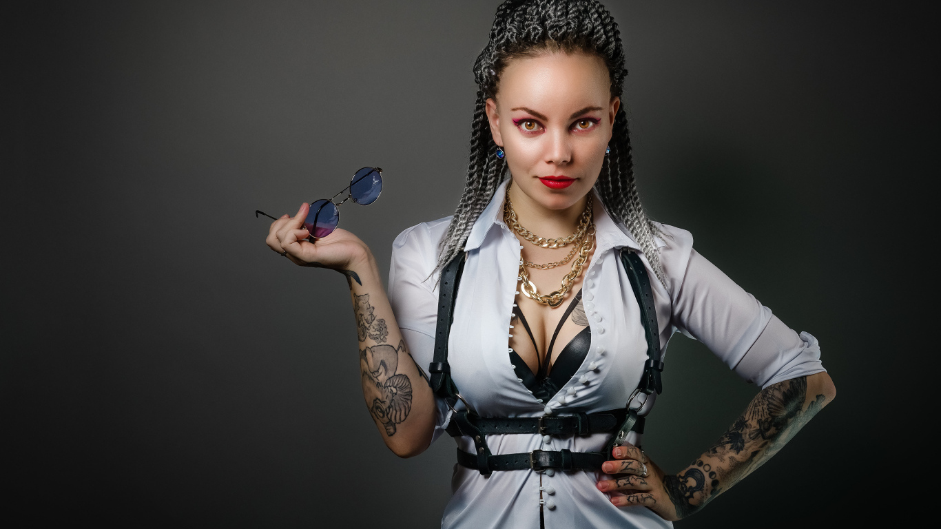 Брутальная девушка с татуировками на теле 