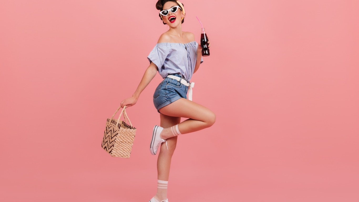 Веселая девушка с сумкой на розовом фоне 