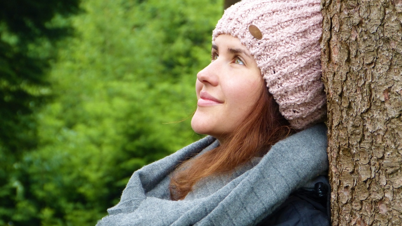 Милая девушка в розовой шапке