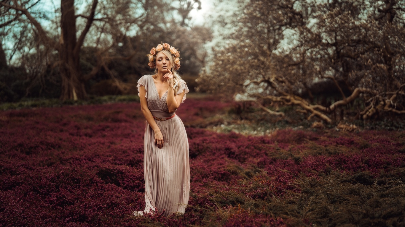 Девушка в длинном платье с венком на голове