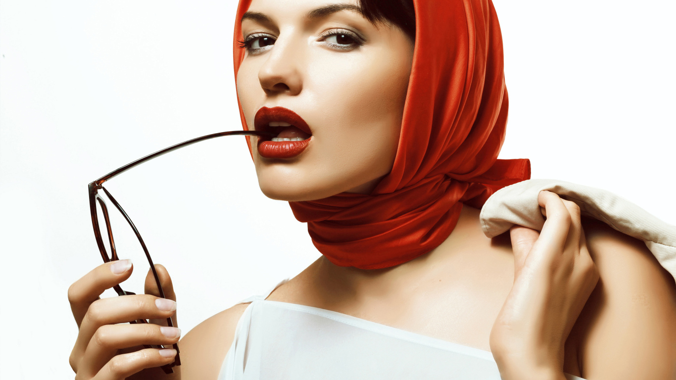 Девушка в красном платке с очками в руке