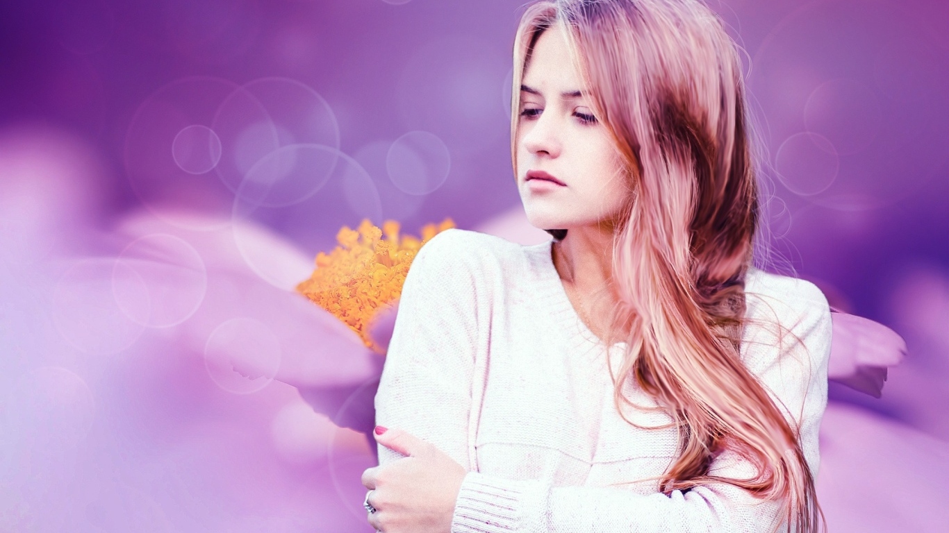 Девушка в белом свитере на красивом сиреневом фоне