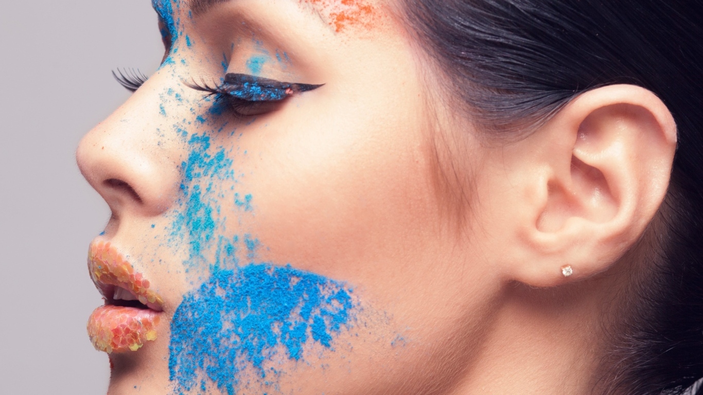 Девушка с голубой краской на лице