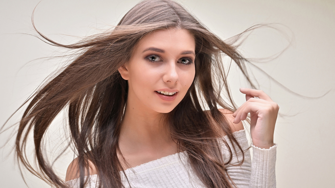 Девушка с длинными волосами на белом фоне