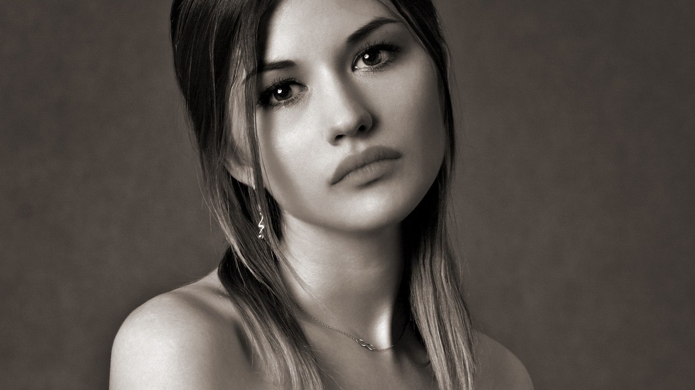 Грустное лицо красивой девушки на сером фоне