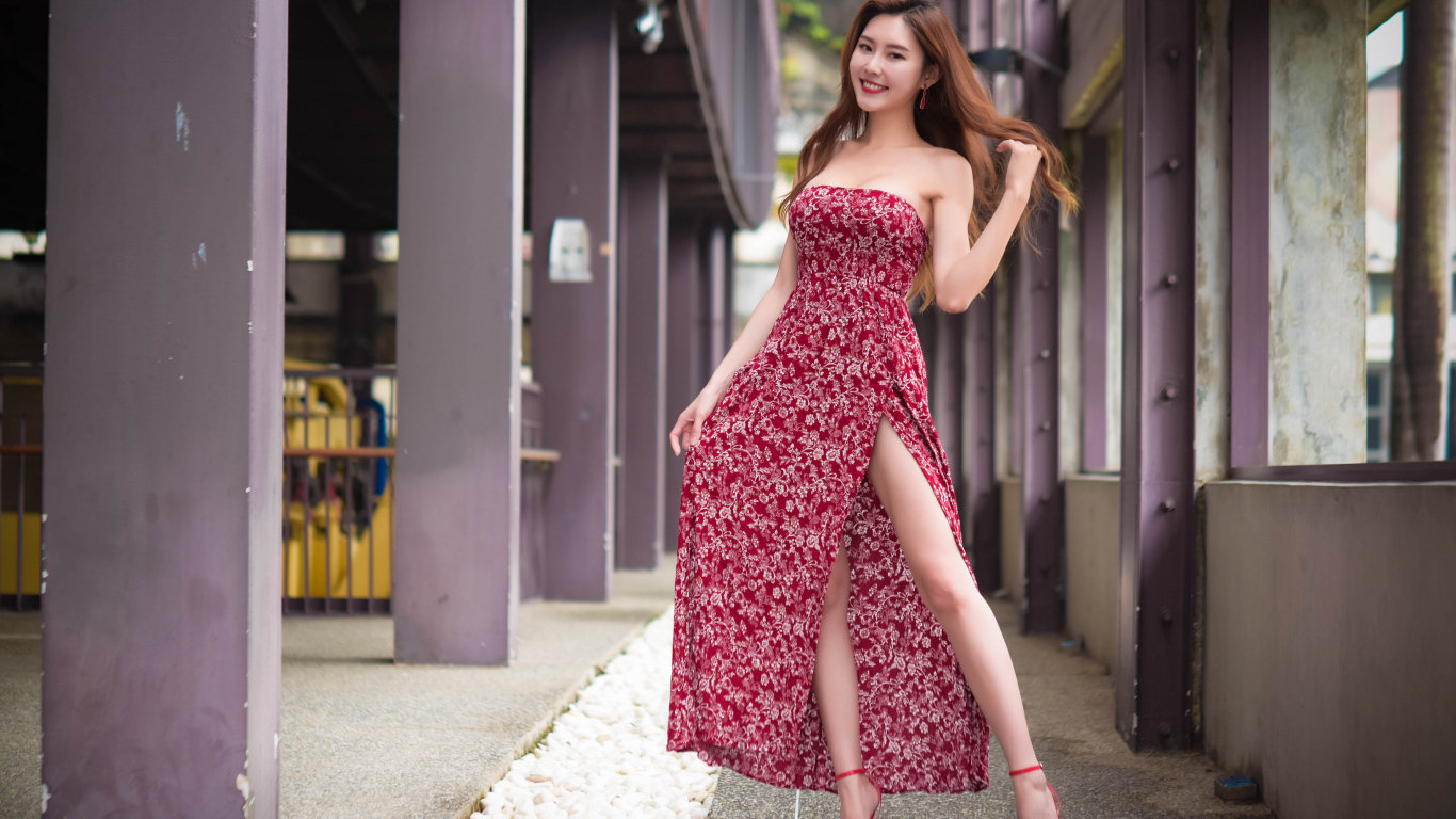 Улыбающаяся азиатка в красном платье