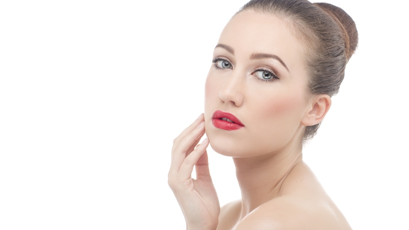 Волосы девушки собраны в пучок