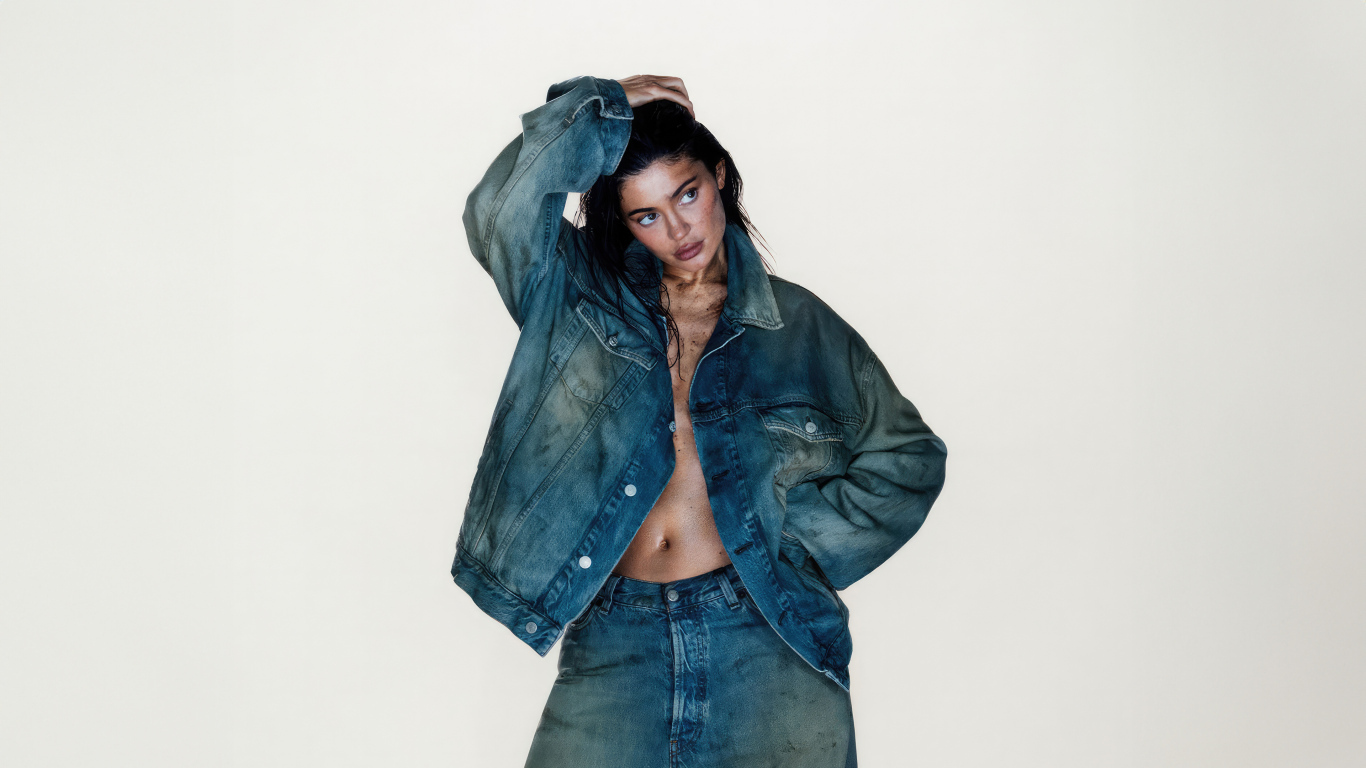 Американская модель Кайли Дженнер в джинсовом костюме