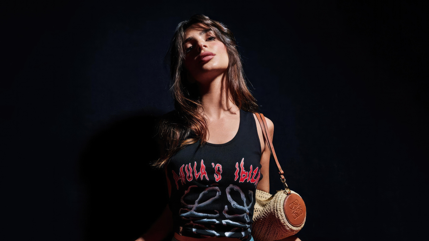 Красивая девушка американская модель Эмили Ратаковски на черном фоне