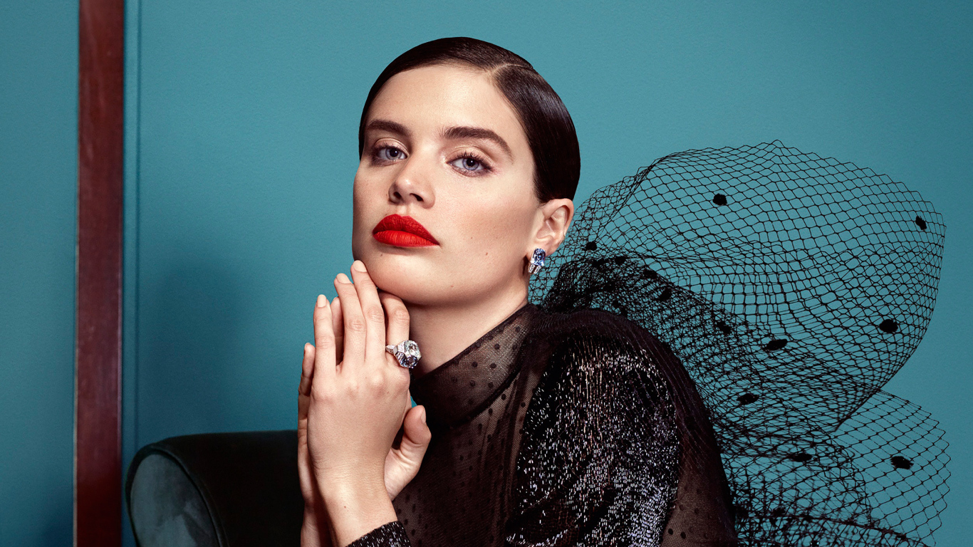 Голубоглазая модель Сара Сампайо в черном платье