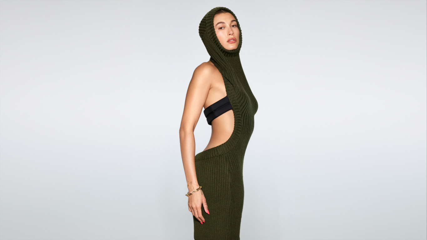 Милая девушка американская модель Хейли Бибер на сером фоне