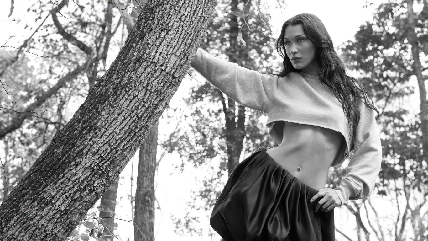 Модель Белла Хадид стоит у дерева в парке