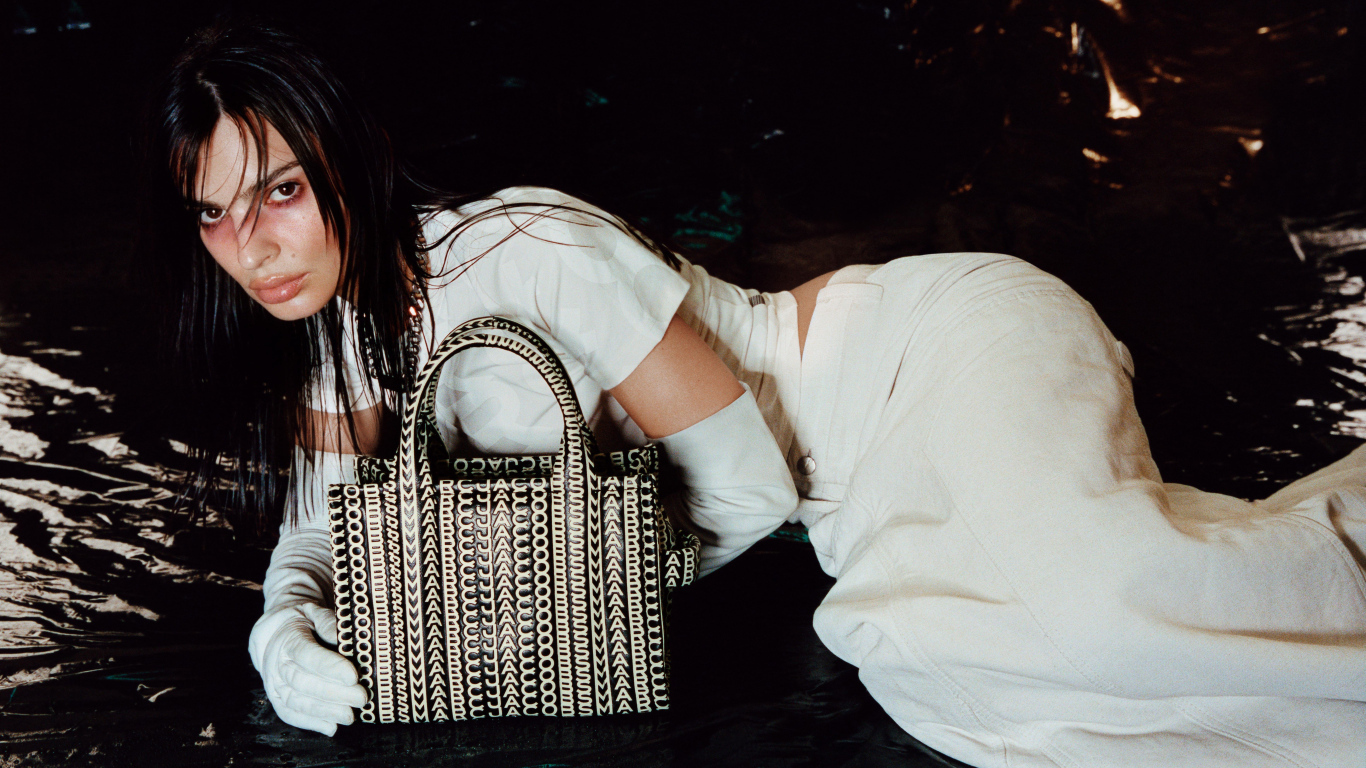 Модель Эмили Ратаковски лежит в белом костюме