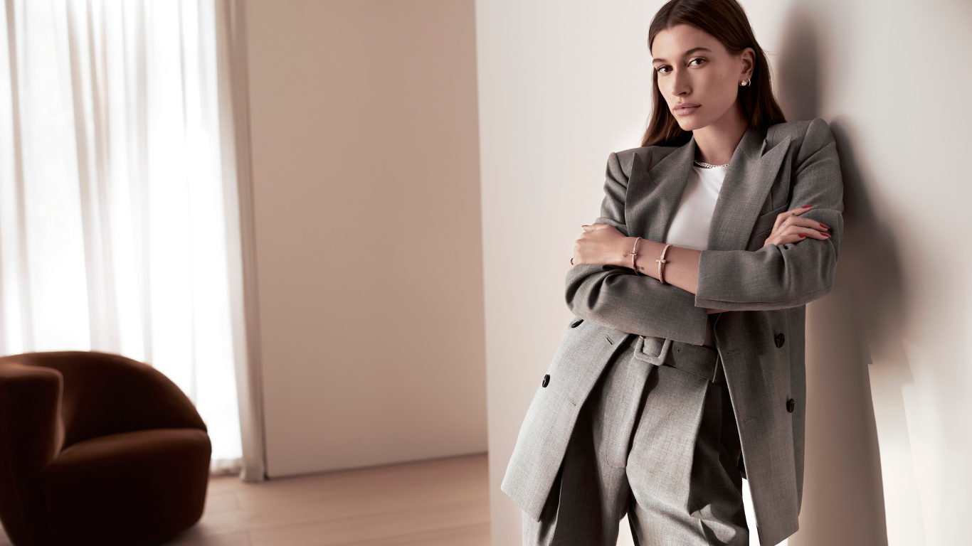 Модель Хейли Болдуин в костюме у стены